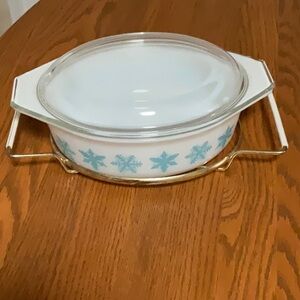 Vintage Pyrex Snowflake Casserole Dish with Snowflake Design, lid, gold holder.
